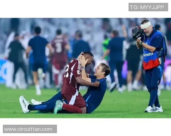 昔日足球明星重返赛场卡塔尔展现风采引发球迷热烈追忆与欢呼