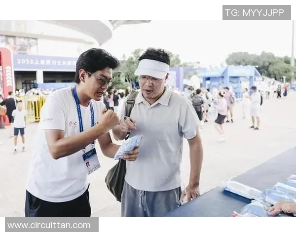 洲际杯赛场上上海网球队默契配合展现团队精神与竞技实力