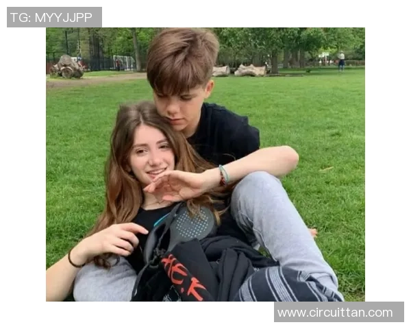 足球明星与粉丝亲密合影瞬间展现人气魅力与温暖互动 足球明星与粉丝亲密合影瞬间展现人气魅力与温暖互动