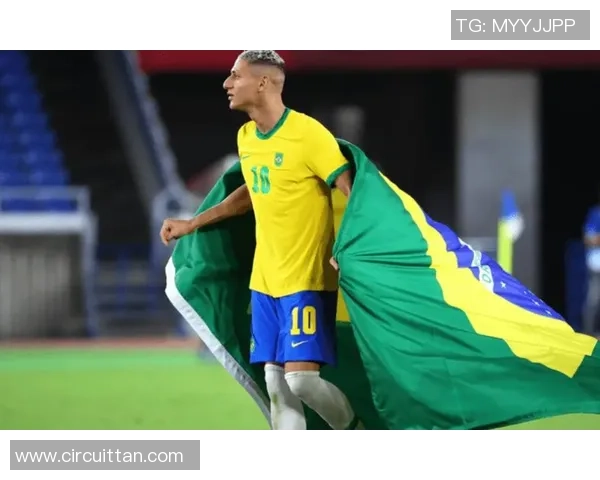 足球明星勇敢面对挑战展现无畏精神不惧困难与挫折 足球明星勇敢面对挑战展现无畏精神不惧困难与挫折