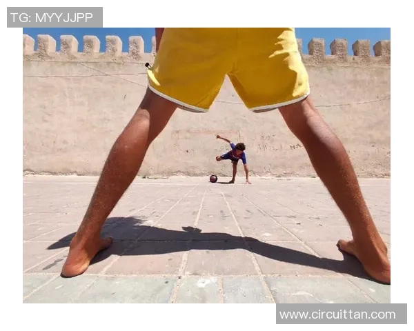 足球明星偶遇小朋友踢球瞬间感动不已传递热爱与梦想 足球明星偶遇小朋友踢球瞬间感动不已传递热爱与梦想