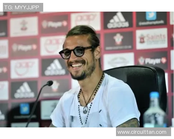 足球明星私下穿搭揭秘男士便装风格与时尚魅力的完美结合 足球明星私下穿搭揭秘男士便装风格与时尚魅力的完美结合